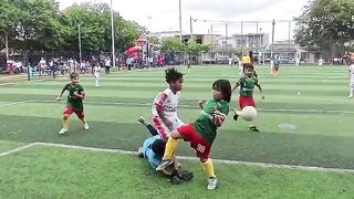 Play football ⚽⚽ kids fight