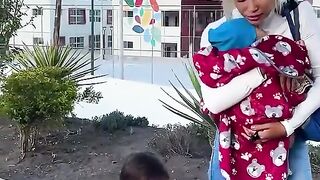 Boto a su familia con su bebe recien nacido