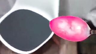Reaksi kejut sendok ketika dipanaskan dicelupkan ke garam, air dan gula.