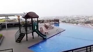 Liburan ke kolam renang