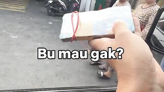 Tony cu berbagi uang
