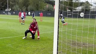 Martrn paes Kiper team nas indonesia sedang berlatih bersama club ajax fc