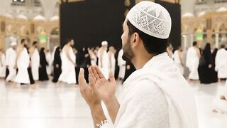 A namazi pilgrim making dua in masjid al haraam
