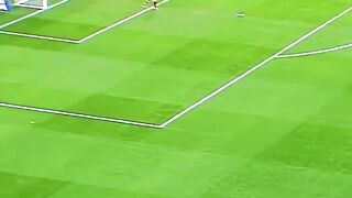 Umpan Jauh Gila! Bola Langsung Membelah Pertahanan Lawan 😱⚽