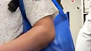 Pramugari cantik cek tiket penumpang.mp4 3