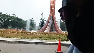 Mengelilingi tempat wisata TMII