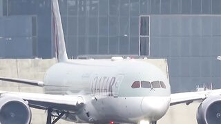 Qatar Boeing 787-8 Dreamliner leaving Frankfurt Airport