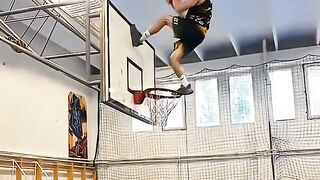 These trampoline dunks are 💯/10🏀