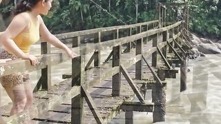The two women intended to cross the bridge, then were stopped by a crocodile that jumped as if it saw its prey.
