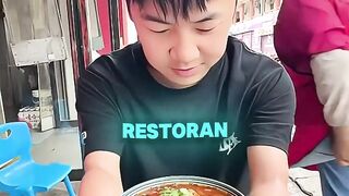 Pria Ini Bisa Makan Tanpa Kedua Tangannya 😱 (1080p60).mp4