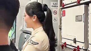 Pramugari cantik sambut penumpang dengan ramah.mp4