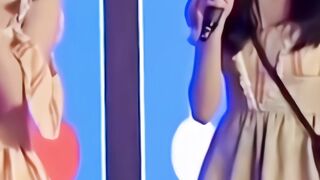 Emang suara nya begitu ya de kalau ketawa ?