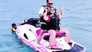 Main jetsky di pantai pelabuhan ratu