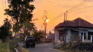 Menikmati senja sore di depan rumah