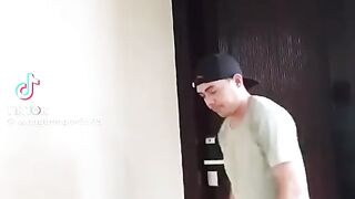 Mari joget dulu lah kita gaes