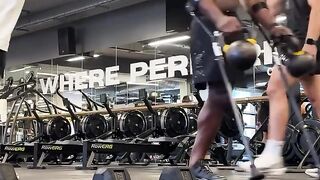 One leg, working hard without complaining - Uma perna, dando duro sem reclamar