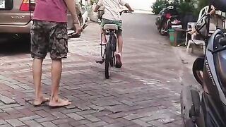 3. Percaya Diri Tinggi! Anak Kecil Jajal Sepeda Ukuran Dewasa