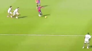 A beautiful dribble by Lamine Yamal😍