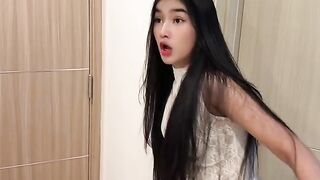 Si gadis cantik ini kaget melihat kuntilanak didinding