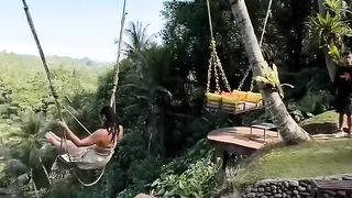 😱 **A Terrifying Swing 1,000 Feet Above the Ground!**