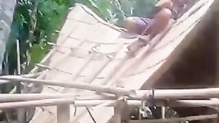 Proses Pemasangan Atap Bambu