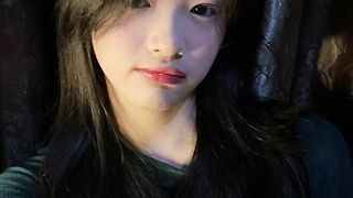 Baru kali ini aku liat Erine pose nya pake jempol
