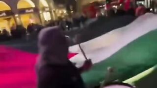 A large demonstration is taking place in Piccadilly Circus, central London, in solidarity with Palestine. 2