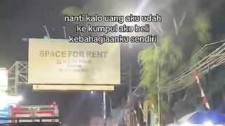 Nanti kalo yang aku udah ke kumpul aku beli kebahagiaan ku sendiri