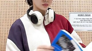 🎧 lagi mendengar kan musik