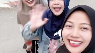 Jalan-jalan bersama teman
