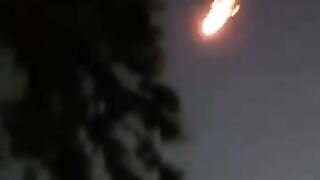 A Meteor Lights Up the Sky in a Stunning Flash! ☄️