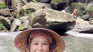Mandi di sungai yang indah