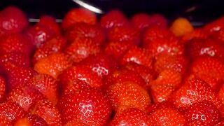 The briliant strawbery dessert. The method that iniensifies the flavor of the fruit