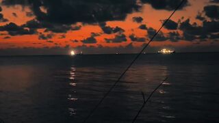 Senja di laut