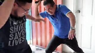 Padre, castiga a su hijo, aún siendo un adulto