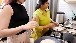किचन में अचानक हुआ ऐसा रोमांस! 🥰 Roti banate waqt cute moment | #ReactionReplay #Shorts