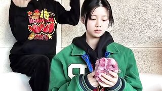 他为什么一直看着我？