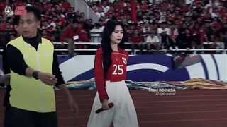 Penampilan spesial isyana sarasvati di stadion gelora bung karno sebelum laga indonesia vs bahrain