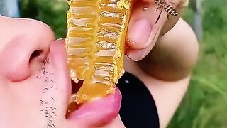 Saved a queen bee from drowning! Now tens of thousands treat him like family!😭❤️#beerescue
