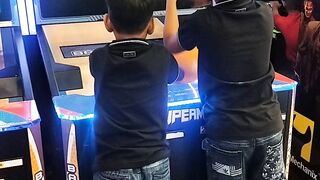 Anank anak bermain basket