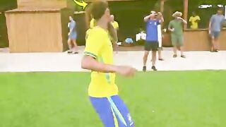 When Neymar controlled an impossible ball 🏀🏈