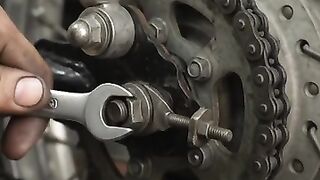 Adjusting of chain in bike