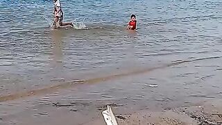 My children are bathing at the beach.