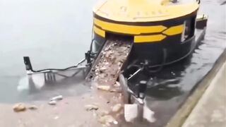 This Amazing Robot Cleans Trash From the Water! 🤖🌊