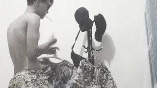 Seorang laki laki sedang menjemur celana