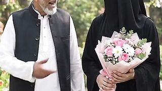 কি নাতনী আমাকে ফুল দাও