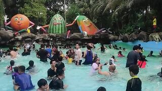 Berenang di kolam
