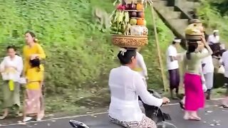 Balinese women are without doubt strong🙏❤️❤️