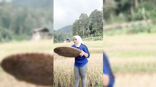 Naive village girl tries making a video, hoping to get famous.