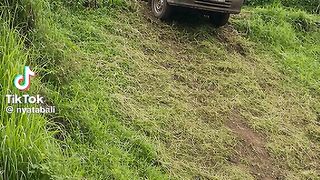 Monster naik mobil